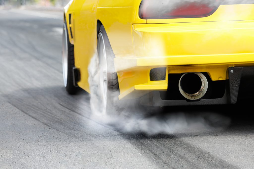 急加速時の前後方向Gを体感する車の写真