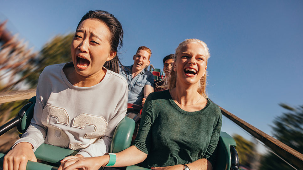 ジェットコースターの走行中に乗客が加速度によるG値の変化を体感している様子を捉えた写真